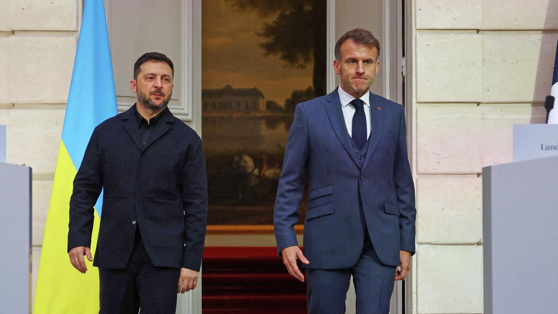 Владимир Зеленский и Эмманюэль Макрон во время пресс-конференции в Париже - РИА Новости, 1920, 19.11.2025