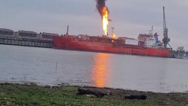 Пожар на газовом танкере у украинского порта Измаил