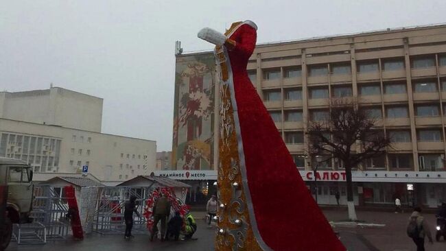 Арт-объект Снегурочки, установленный на площади Ленина в Орле
