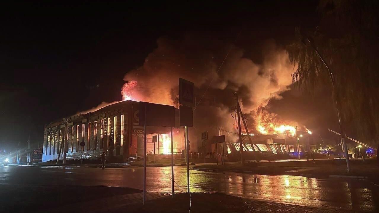 В Белгородской области после атаки ВСУ сгорел ТЦ, пострадали два человека В Белгородской области после атаки ВСУ сгорел ТЦ, пострадали два человека