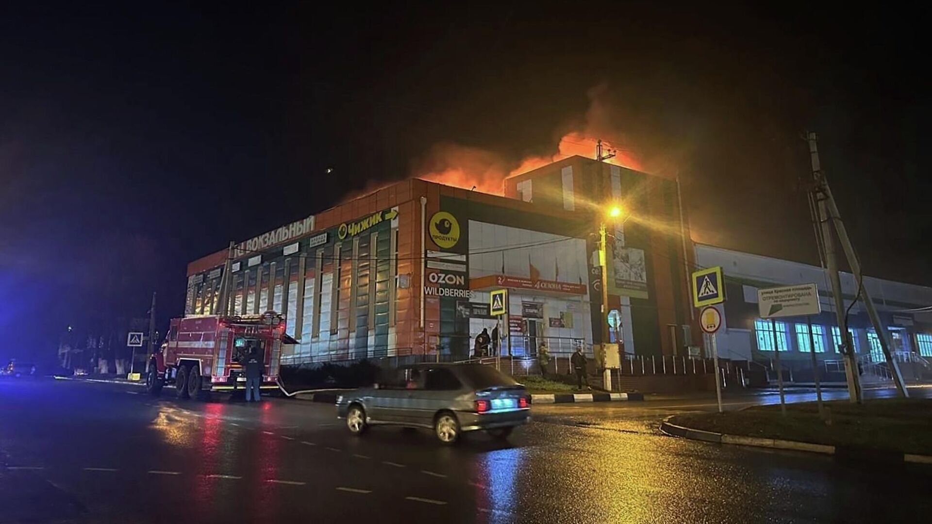 Сотрудники пожарной службы МЧС РФ тушат пожар в торговом центре Вокзальный после атаки беспилотниками ВСУ города Корочи - РИА Новости, 1920, 18.11.2025