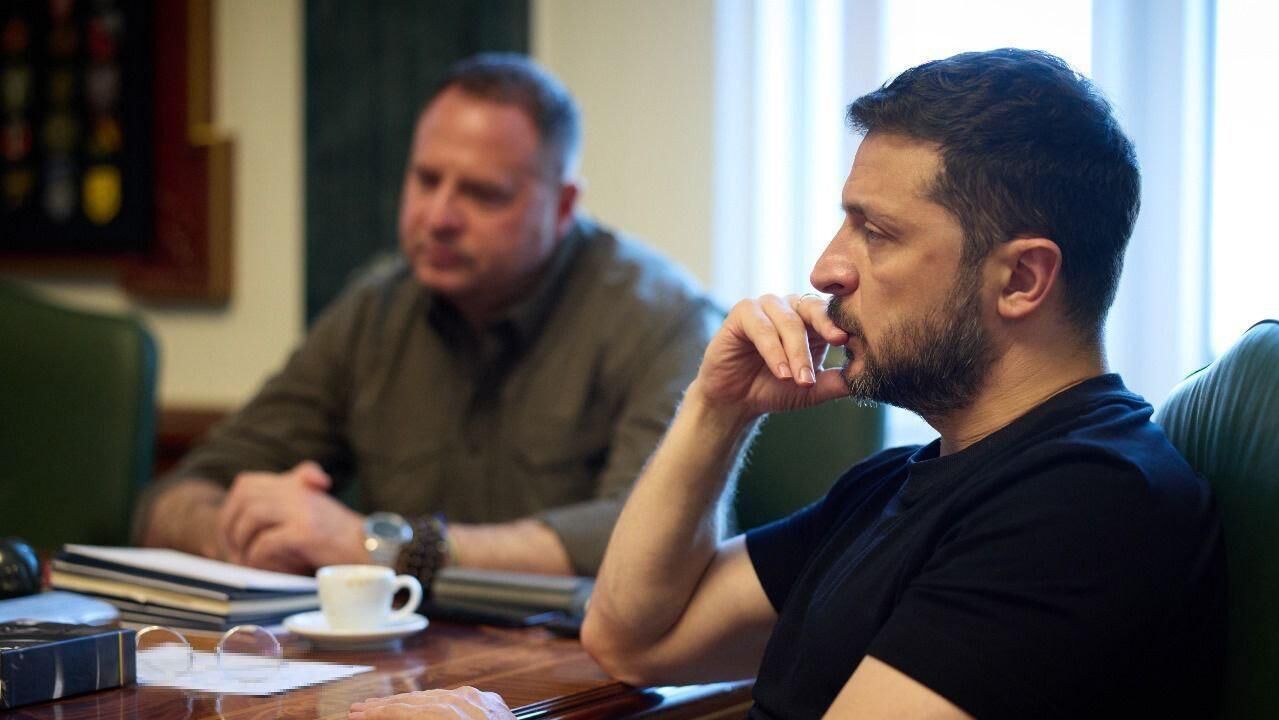 СМИ: окружение Зеленского советует ему уволить Ермака из-за скандала СМИ: окружение Зеленского советует ему уволить Ермака из-за скандала