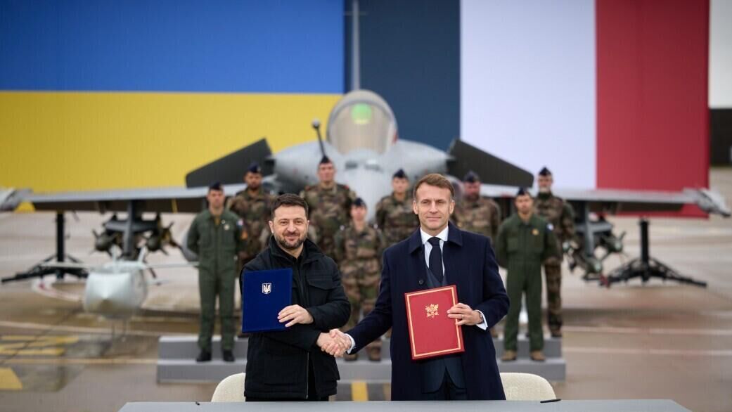 Владимир Зеленский и Эмманюэль Макрон во время подписания Декларации о намерениях по сотрудничеству в приобретении военной техники для Украины на авиабазе Велизи-Вилакубле. 17 ноября 2025 - РИА Новости, 1920, 18.11.2025