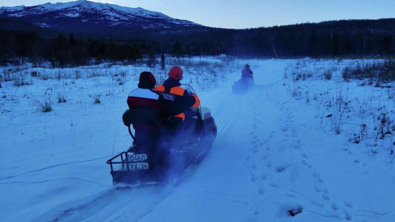 Спасатели Красноярского поисково-спасательного отряда во время поисков семьи Усольцевых - РИА Новости, 1920, 13.12.2025