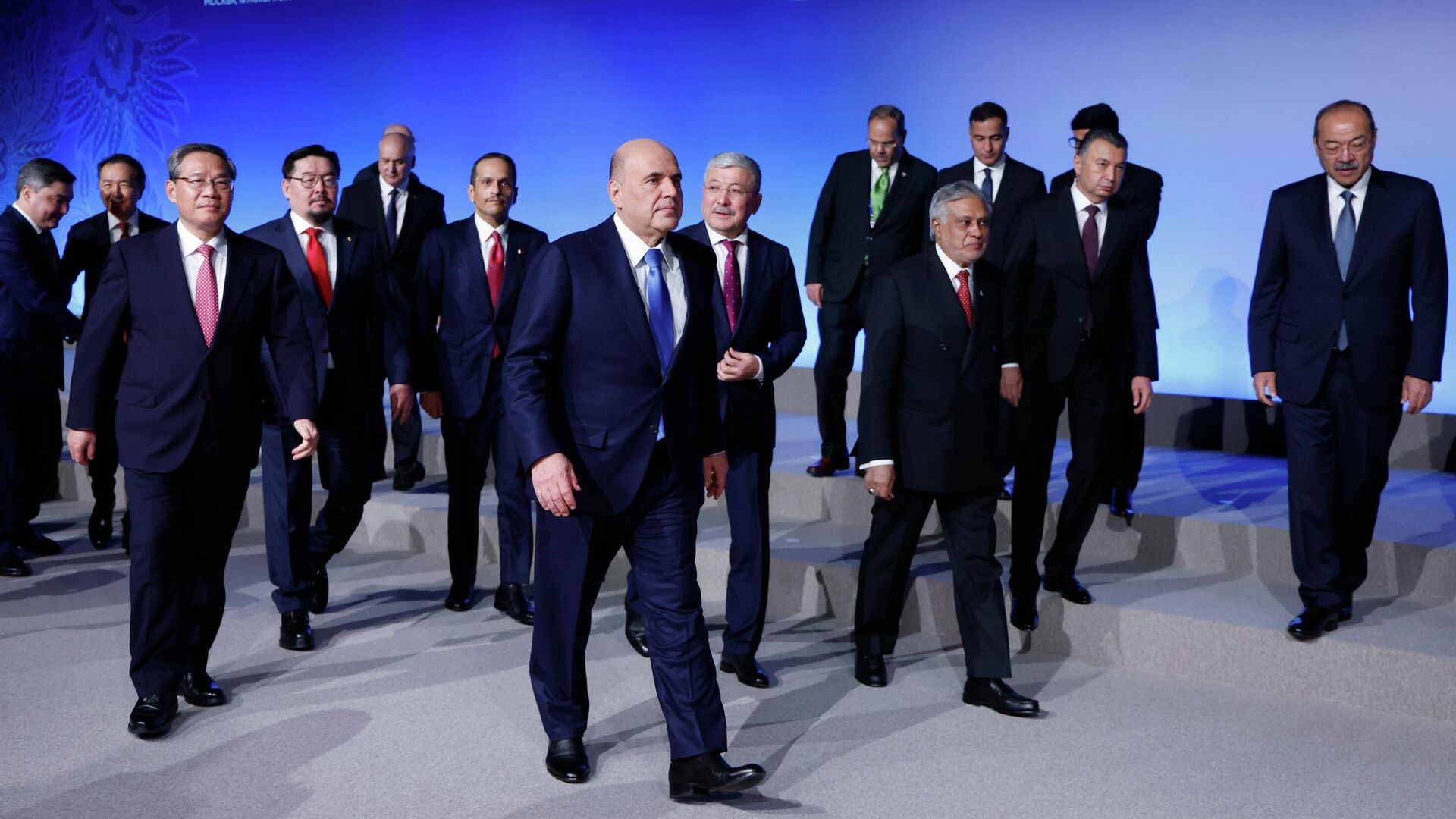 Председатель правительства РФ Михаил Мишустин после совместного фотографирования перед заседанием Совета глав правительств государств – членов ШОС. 18 ноября 2025 Председатель правительства РФ Михаил Мишустин после совместного фотографирования перед заседанием Совета глав правительств государств – членов ШОС. 18 ноября 2025 - РИА Новости, 1920, 18.11.2025