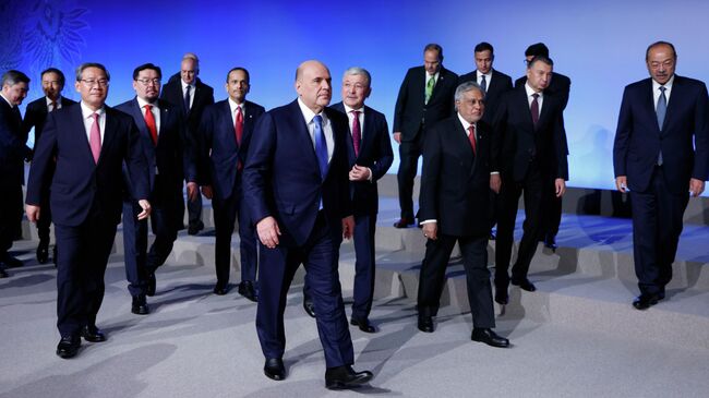 Председатель правительства РФ Михаил Мишустин после совместного фотографирования перед заседанием Совета глав правительств государств – членов ШОС. 18 ноября 2025