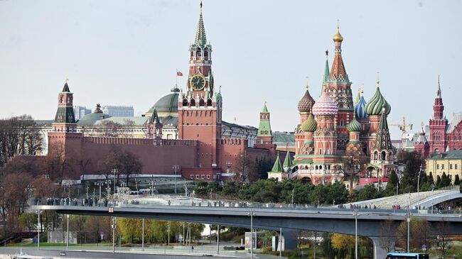 Вид на Кремль с Устьинского моста в Москве