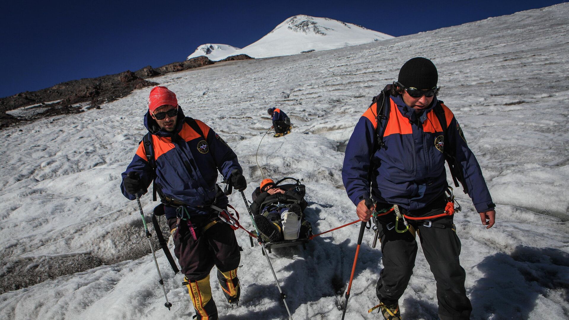 Работа высокогорного поисково-спасательного отряда МЧС России в горах Кабардино-Балкарии Работа высокогорного поисково-спасательного отряда МЧС России в горах Кабардино-Балкарии - РИА Новости, 1920, 19.11.2025