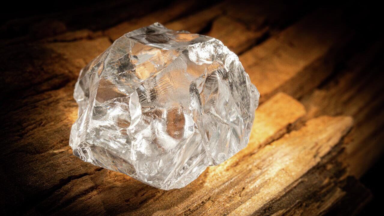 Алмаз, добытый на месторождении имени В. Гриба в Архангельской области - РИА Новости, 1920, 18.11.2025