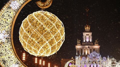 Новогоднее украшение и здание павильона №1 Центральный на ВДНХ в Москве.