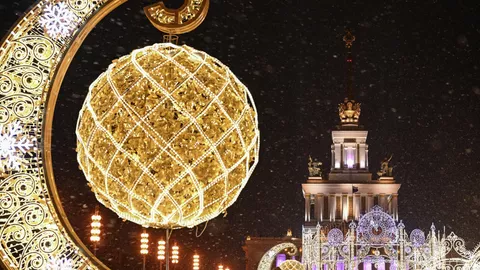 Новогоднее украшение и здание павильона №1 Центральный на ВДНХ в Москве.