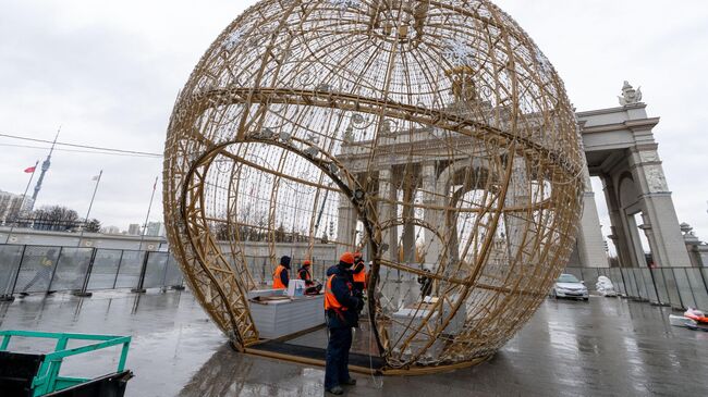 Новогодний шар у входа ВДНХ