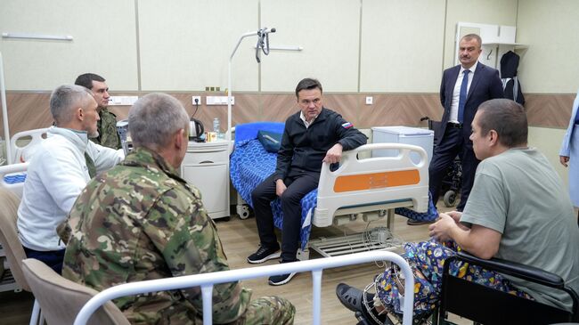 Воробьев навестил бойцов СВО на реабилитации в санатории Солнечногорский