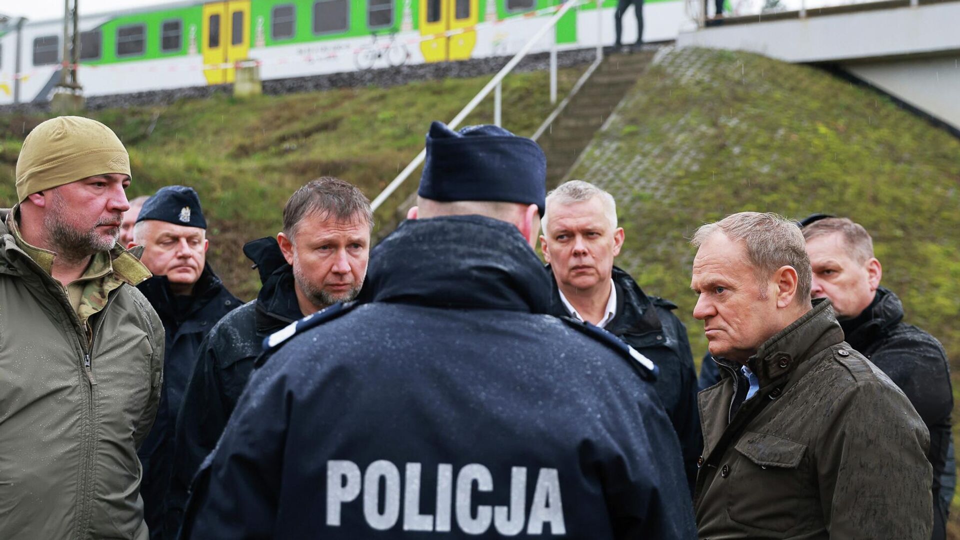 Премьер-министр Польши Дональд Туск на месте подрыва на железной дороге между Варшавой и Люблином, 17 ноября 2025 года - РИА Новости, 1920, 18.11.2025