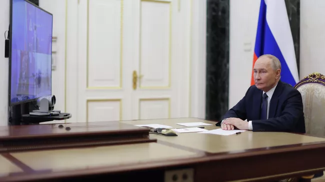 Президент РФ Владимир Путин в режиме видеоконференции принимает участие в церемонии закладки атомного ледокола Сталинград. 18 ноября 2025 Президент РФ Владимир Путин в режиме видеоконференции принимает участие в церемонии закладки атомного ледокола Сталинград. 18 ноября 2025