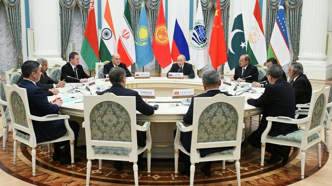 Владимир Путин и Михаил Мишустин на встрече с главами делегаций Совета глав государств – членов ШОС