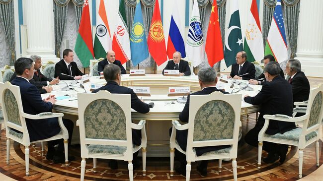 Путин на встрече с главами правительств стран — участниц ШОС