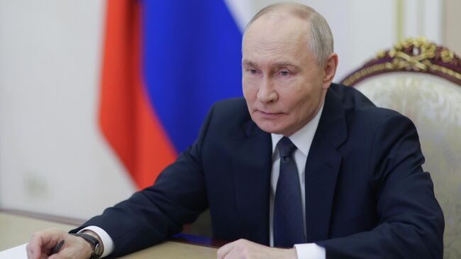 Президент РФ Владимир Путин в режиме видеоконференции принимает участие в церемонии закладки атомного ледокола Сталинград. 18 ноября 2025