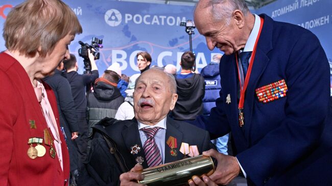 Участник обороны Сталинграда Павел Винокуров (в центре) во время церемонии закладки атомного ледокола Сталинград в Санкт-Петербурге