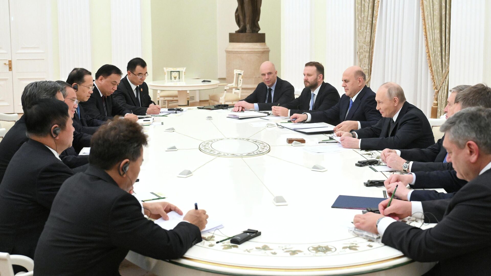 Президент РФ Владимир Путин во время двусторонней встречи с премьером Государственного совета Китая Ли Цяном. 18 ноября 2025 - РИА Новости, 1920, 18.11.2025