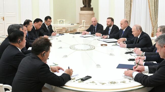 Президент РФ Владимир Путин во время двусторонней встречи с премьером Государственного совета Китая Ли Цяном. 18 ноября 2025