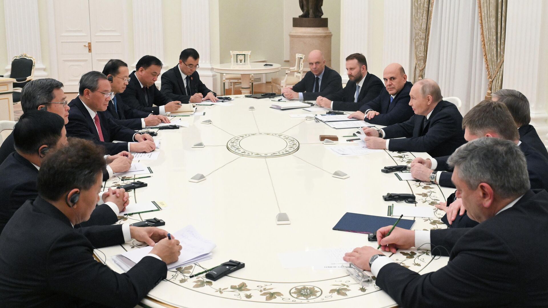 Путин обсудил с премьером Госсовета Китая двустороннее сотрудничество
