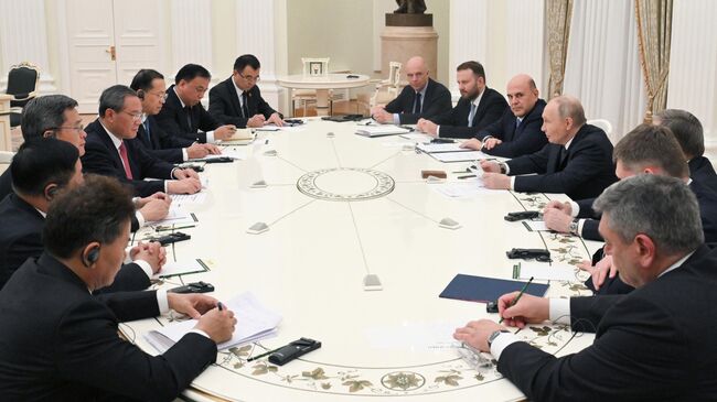 Президент России Владимир Путин во время двусторонней встречи с премьером Государственного совета Китая Ли Цяном