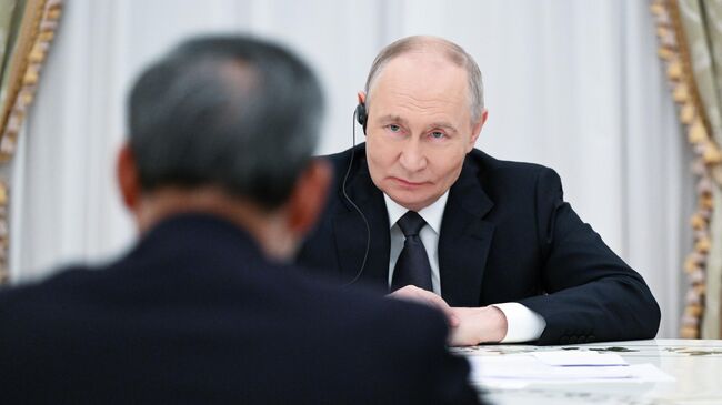 Президент РФ Владимир Путин на встрече с премьером Государственного совета Китая Ли Цяном. 18 ноября 2025