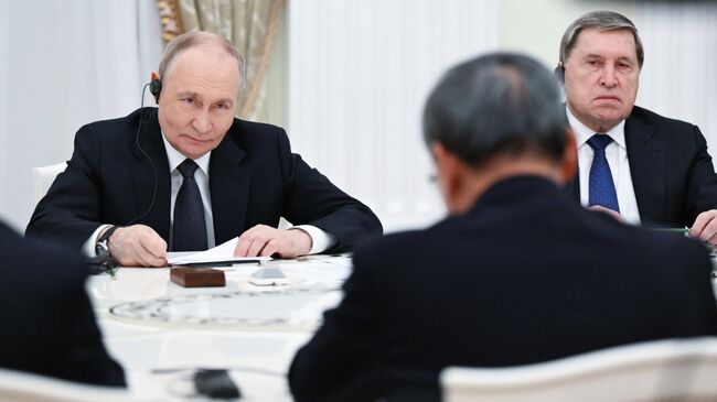 Президент РФ Владимир Путин на встрече с премьером Государственного совета Китая Ли Цяном. 18 ноября 2025