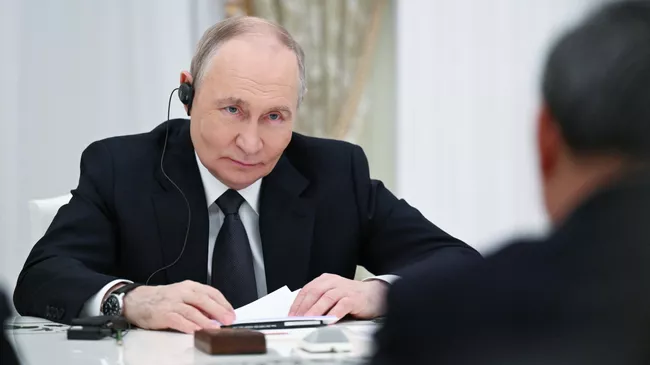 Президент РФ Владимир Путин на встрече с премьером Государственного совета Китая Ли Цяном. 18 ноября 2025