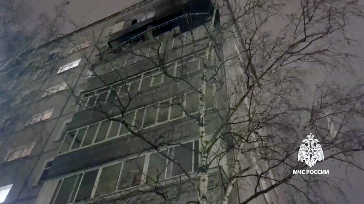 Последствия взрыва газовоздушной смеси в жилом доме в Казани. Кадр видео - РИА Новости, 1920, 18.11.2025