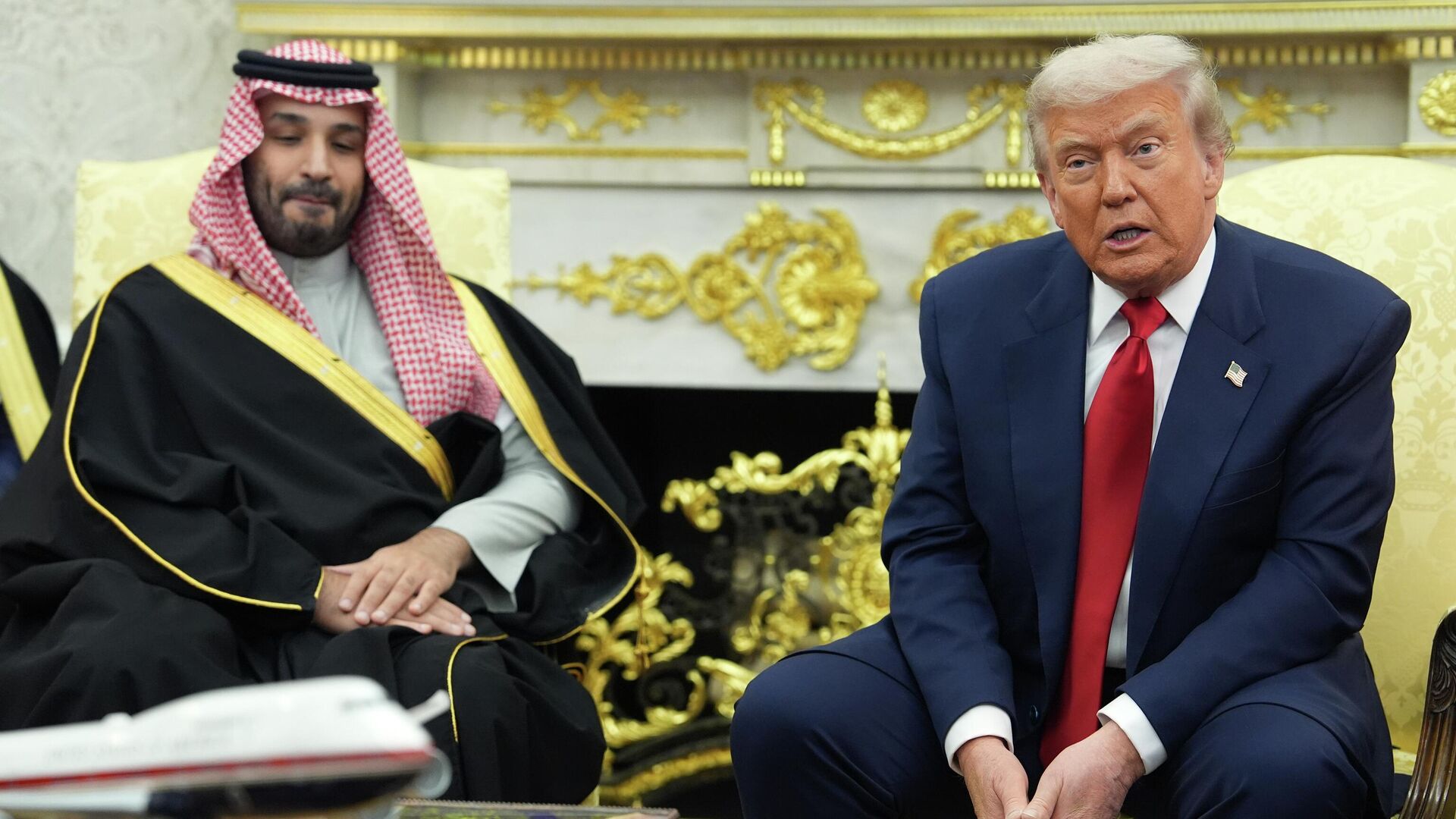 Президент США Дональд Трамп и наследный принц Саудовской Аравии Мухаммед бен Салман во время всречи в Вашингтоне - РИА Новости, 1920, 19.11.2025