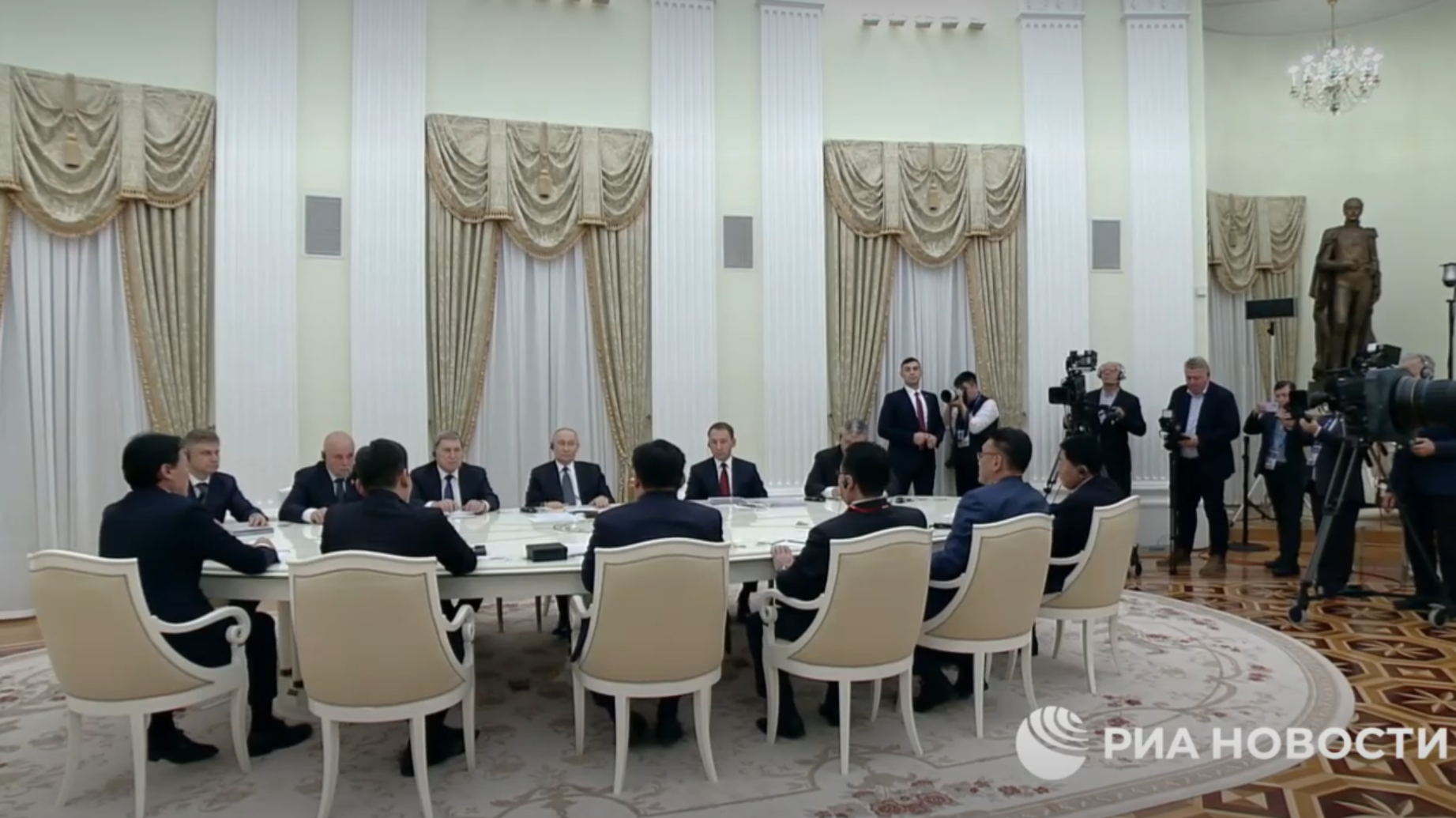 Путин встретился с премьером Монголии