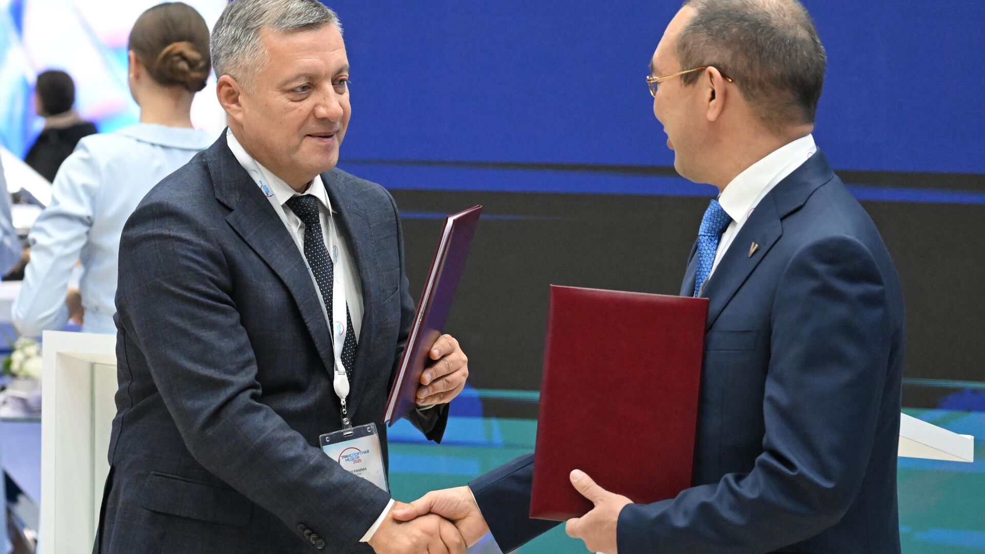 Игорь Кобзев и Айсен Николаев на международном форуме и выставке Транспорт России - РИА Новости, 1920, 19.11.2025