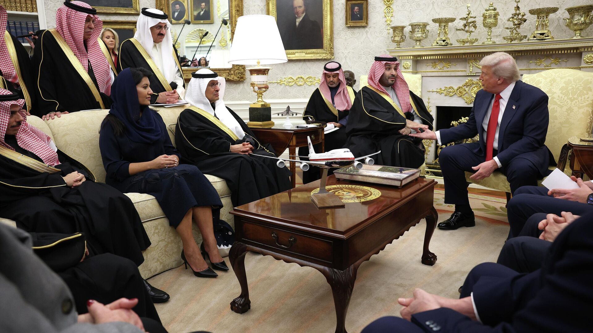 Президент США Дональд Трамп и наследный принц Саудовской Аравии Мухаммед бен Салман во время встречи в Белом доме Президент США Дональд Трамп и наследный принц Саудовской Аравии Мухаммед бен Салман во время встречи в Белом доме - РИА Новости, 1920, 19.11.2025