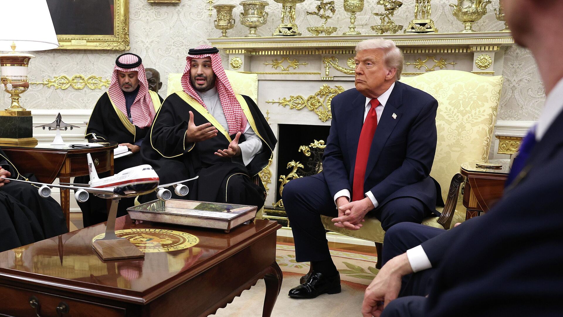 Президент США Дональд Трамп и наследный принц Саудовской Аравии Мухаммед бен Салман во время встречи в Белом доме. 18 ноября 2025 - РИА Новости, 1920, 18.11.2025