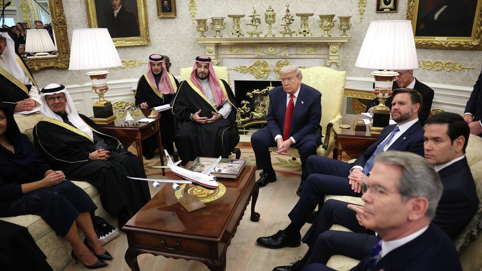 Президент США Дональд Трамп и наследный принц Саудовской Аравии Мухаммед бен Салман во время встречи в Белом доме. 18 ноября 2025 Президент США Дональд Трамп и наследный принц Саудовской Аравии Мухаммед бен Салман во время встречи в Белом доме. 18 ноября 2025 - РИА Новости, 1920, 18.11.2025