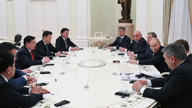 Президент РФ Владимир Путин и премьер-министр Монголии Гомбожавын Занданшатар во время встречи