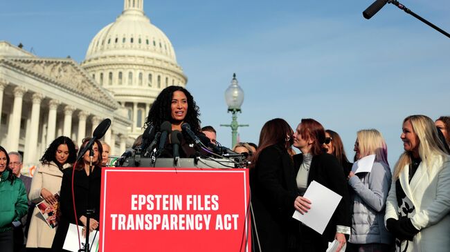 Пресс-конференция, посвященная Акту о прозрачности материалов Эпштейна, у здания Капитолия США