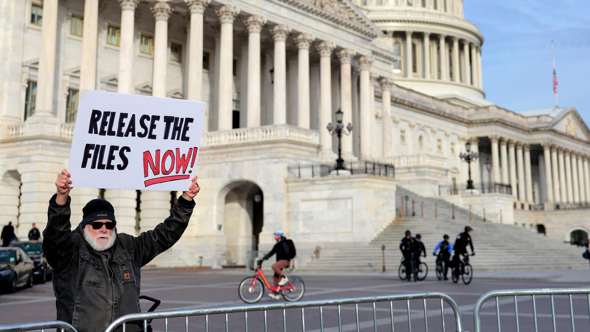 Протестующий возле Капитолия США  - РИА Новости, 1920, 19.11.2025