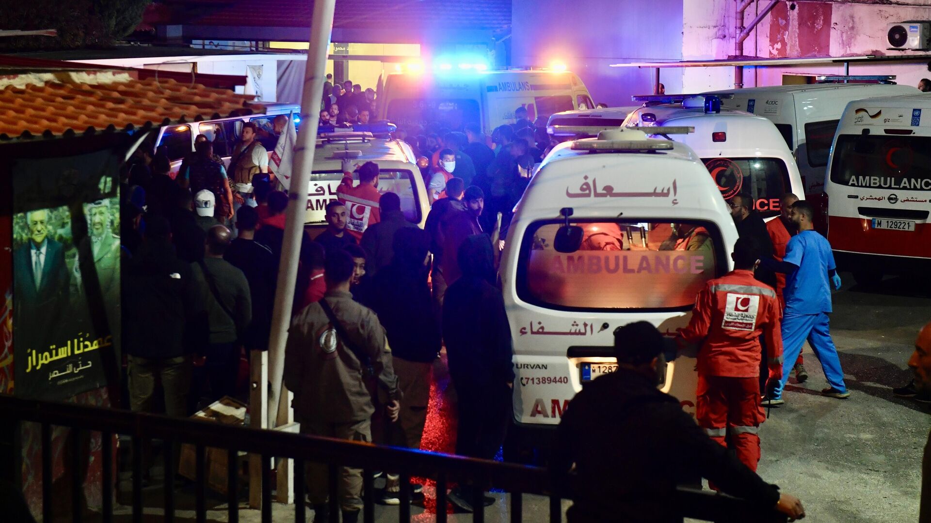 Автомобили скорой помощи с пострадавшими в результате удара израильских ВВС по лагерю палестинских беженцев Айн эль-Хильва в городе Сайда на юге Ливана - РИА Новости, 1920, 18.11.2025