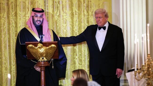 Наследный принц Саудовской Аравии Мухаммед бен Салман выступает во время ужина в Восточном зале Белого дома. 18 ноября 2025