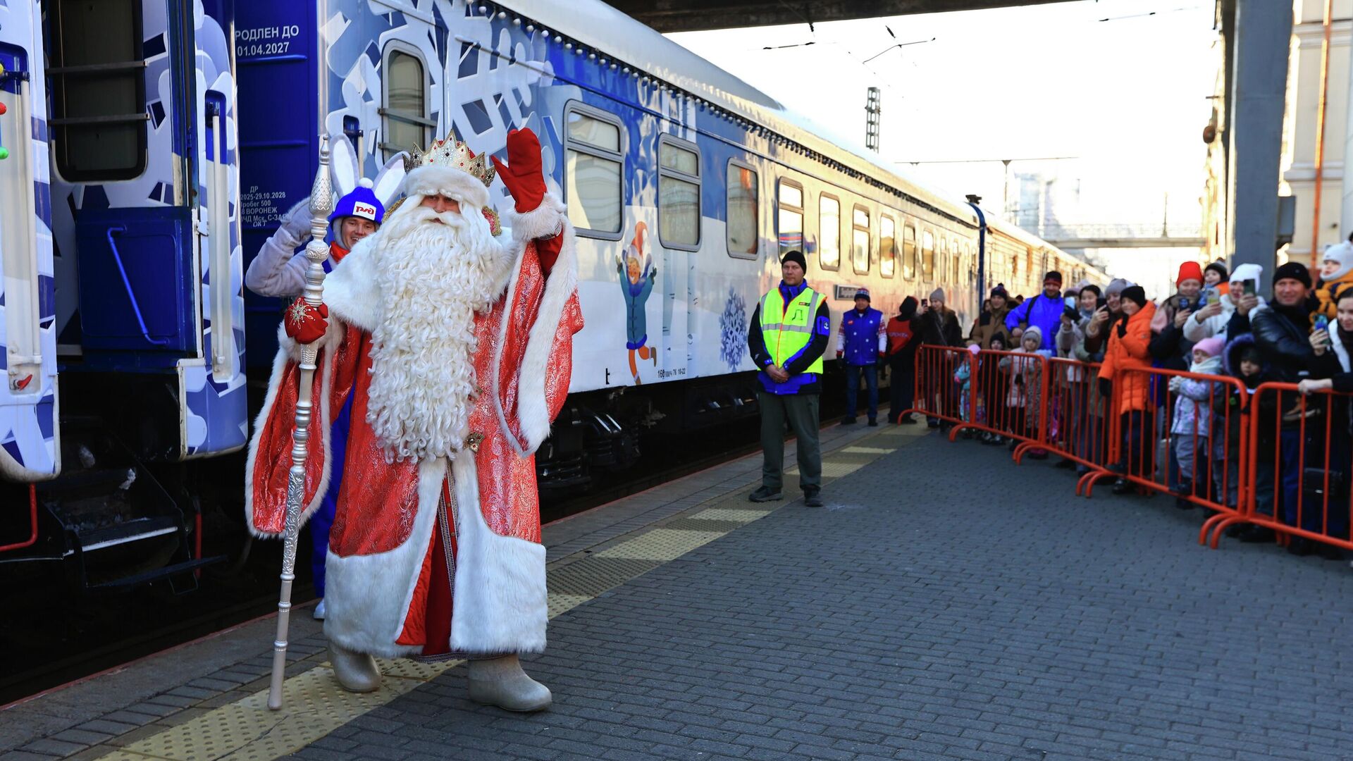 Прибытие поезда Деда Мороза во Владивосток. 19 ноября 2025 года - РИА Новости, 1920, 19.11.2025