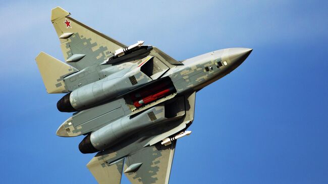 Российский истребитель Су-57Э на Международном авиационно-космическом салоне Dubai Airshow-2025 в Дубае