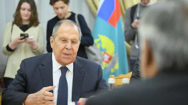 Министр иностранных дел России Сергей Лавров на встрече с заместителем премьер-министра, министром иностранных дел Исламской Республики Пакистан Исхаком Даром. 18 ноября 2025