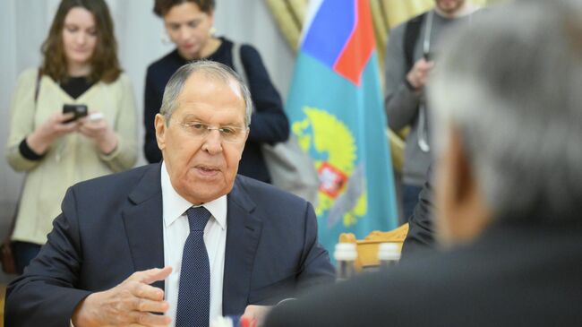 Министр иностранных дел России Сергей Лавров на встрече с заместителем премьер-министра, министром иностранных дел Исламской Республики Пакистан Исхаком Даром. 18 ноября 2025