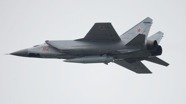 Истребитель-перехватчик МиГ-31К с гиперзвуковой ракетой Кинжал 