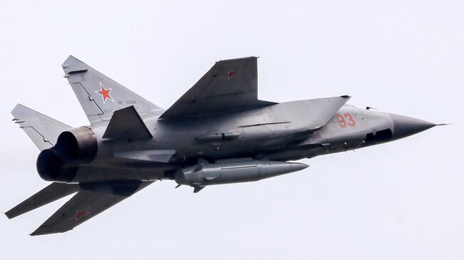 Истребитель-перехватчик МиГ-31К с гиперзвуковой ракетой Кинжал 