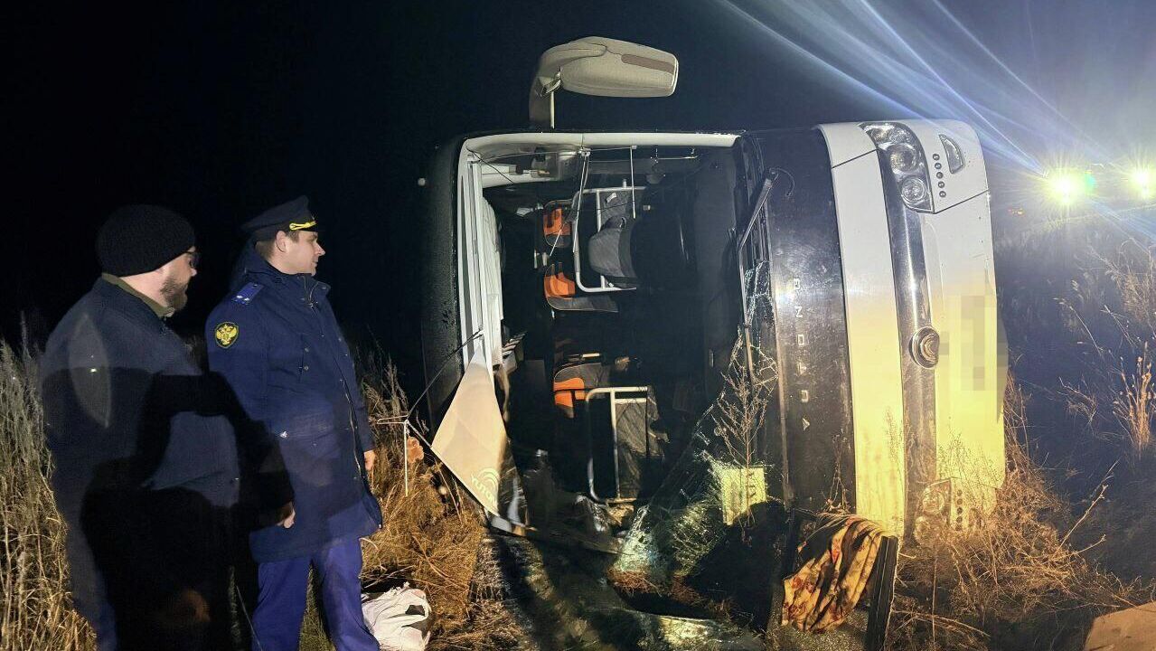 На месте ДТП с участием автобуса в Ершовском районе Саратовской области - РИА Новости, 1920, 18.11.2025