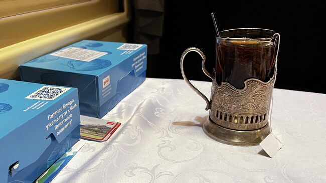 Кружка чая в подстаканнике в вагоне поезда